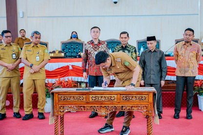 Wali Kota Medan Bobby Nasution menandatangani Ranperda Kota Medan tentang R-APBD TA 2024 disahkan menjadi Perda di Gedung DPRD Medan, Senin (20/11). (seputaranindonesia.com/istimewa)