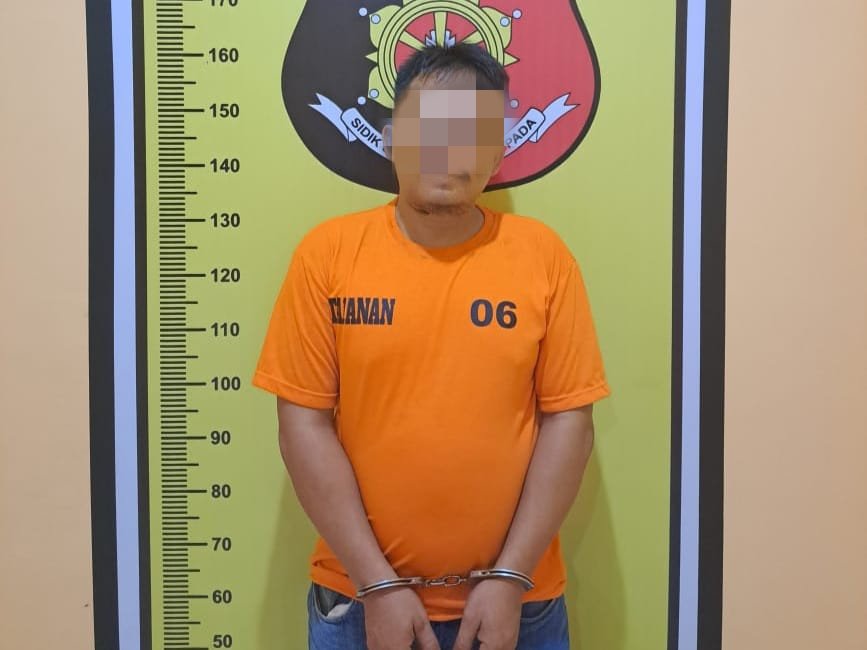 Oknum anggota Panitia Pengawas Pemilihan Umum (Panwaslu) Kecamatan Halongonan , ACSH (34) ditangkap karena diduga kedapatan menggunakan sabu-sabu, di kantor Panwaslu Kecamatan Halongonan, Paluta, Jum'at malam (24/11/2023). (seputaranindonesia.com/istimewa)