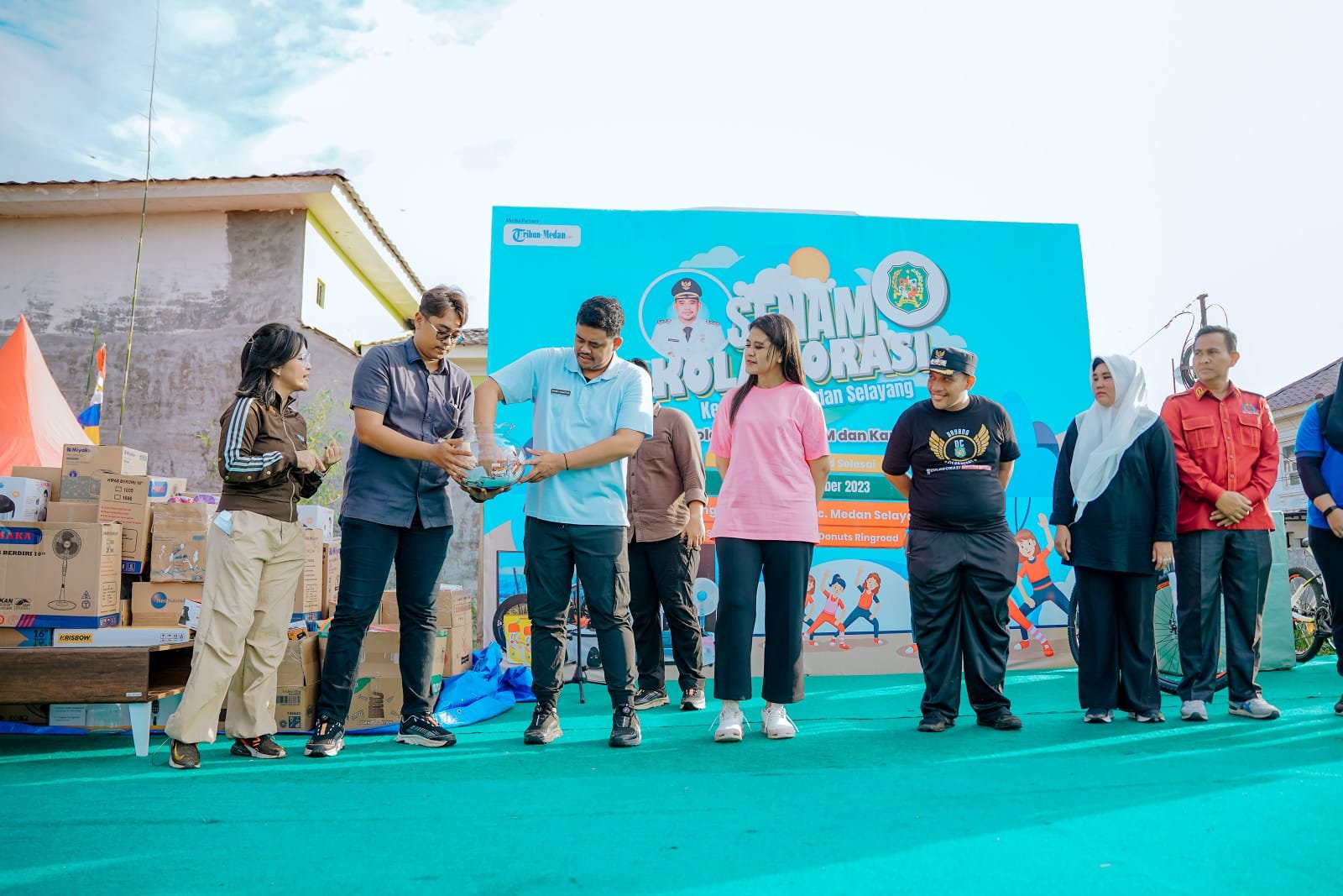 Wali Kota Medan Bobby Nasution dan Ketua TP PKK Kota Medan Ny Kahiyang Ayu bersama dengan ratusan warga Senam Kolaborasi Lembaga Kemasyarakatan Kecamatan Medan Selayang di Lapangan Jalan Ringroad Lingkungan XIII, Kelurahan Tanjung Sari Kecamatan Medan Selayang, Kamis (23/11) sore. (seputaranindonesia.com/istimewa)