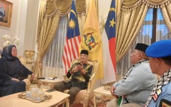 Presiden Dunia Melayu Dunia Islam (DMDI) Tun Seri Setia Dr Haji Mohd Ali bin Mohd Rustam didampingi ketua DMDI indonesia Datuk H Said Aldi Al Idrus dengan tegas mendesak supaya gencatan senjata selama empat hari di Gaza diteruskan. (seputaranindonesia.com/istimewa)