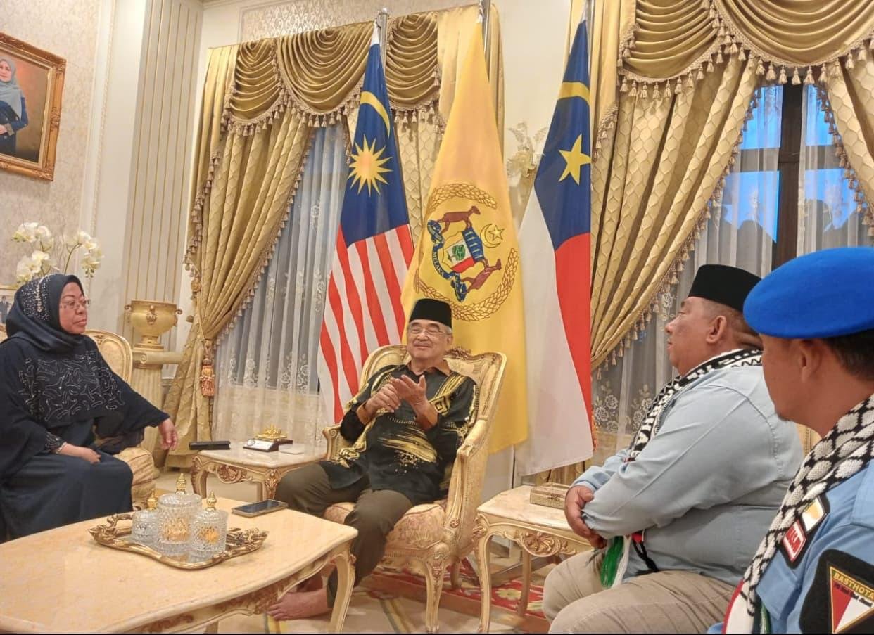 Presiden Dunia Melayu Dunia Islam (DMDI) Tun Seri Setia Dr Haji Mohd Ali bin Mohd Rustam didampingi ketua DMDI indonesia Datuk H Said Aldi Al Idrus dengan tegas mendesak supaya gencatan senjata selama empat hari di Gaza diteruskan. (seputaranindonesia.com/istimewa)