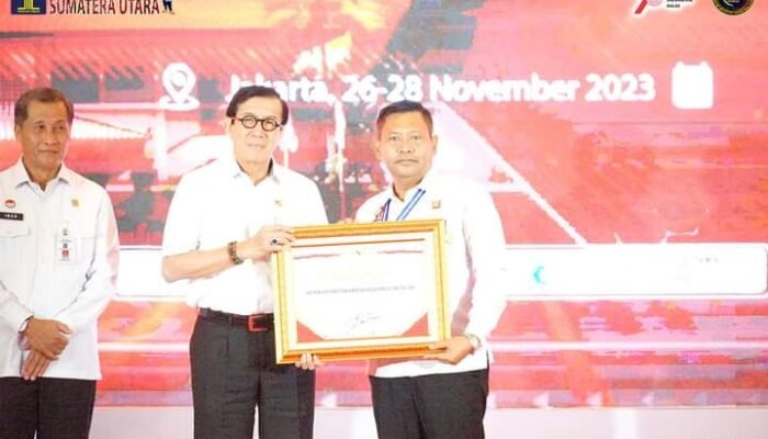 Kakanwil Sumut Terima Penghargaan Terbaik ke-3 Kategori Pelatihan MOOC Kemenkumham