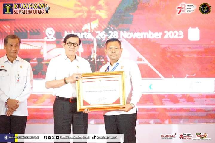 Foto: Kakanwil Sumut (sebelah kanan) saat menerima Penghargaan terbaik Ke-3 Kategori Pelatihan MOOC Kemenkumham yang diserahkan oleh Menteri Hukum dan HAM, Yasonna H. Laoly di JS Luwansa Hotel, Kuningan, Jakarta, Senin (27/11/2023). (seputaranindonesia.com/istimewa).