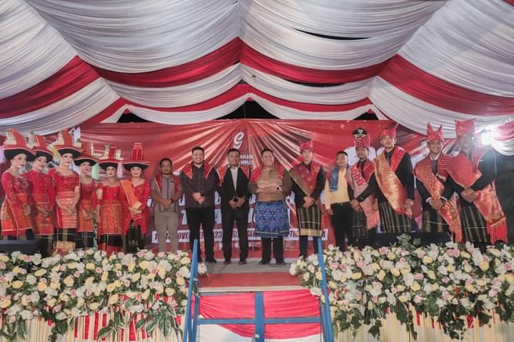 Foto: Bupati Dairi Eddy Keleng Ate Berutu menghadiri acara Gendang Guro-Guro Aron Muda-Mudi Tigalingga Mburo Ate Tedeh di Kecamatan Tigalingga, Jumat (17/11/2023) malam. (seputaranindonesia.com/Sondang).
