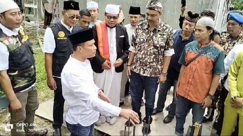 Haris Kelana Damanik saat meletakkan batu pertama pembangunan tahap 2 Pondok Pesantren Al Muflihun di Kampung Sialang Muda Desa Klambir Kecamatan Hamparan Perak, Minggu (26-11-2023). (seputaranindonesia.com/istimewa)
