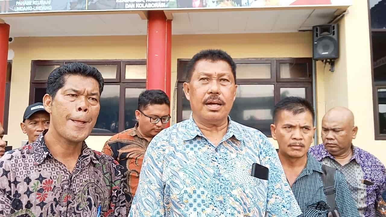 Foto: Jupernando Simanjuntak selaku kuasa hukum Simatupang (Ayah kandung Prada Jefriando) saat diwawancarai awak media di Polrestabes Palembang, Jumat (17/11/2023). (seputaranindonesia.com/Suherman)