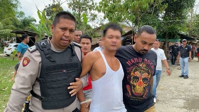 Foto: Satresnarkoba Polrestabes Medan saat meringkus salah seorang pelaku, kawasan rawan narkoba, di kawasan Percut Sei Tuan, Kabupaten Deli Serdang, Sabtu (25/11/2023) sore (seputaranindonesia.com/istimewa).
