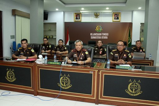 Kepala Kejaksaan Tinggi Sumatera Utara Idianto, SH,MH didampingi Aspidum Luhur Istighfar,SH,M.Hum beserta para Kasi pada Aspidum, Senin (20/11/2023). (seputaranindonesia.com/istimewa)