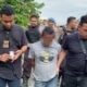 Foto: Satresnarkoba Polrestabes Medan saat menggerebek pemukiman padat di bantaran Rel Kereta Api Tembung, Kecamatan Percut Sei Tuan, Rabu sore (22/11/2023). (seputaranindonesia.com/istimewa).