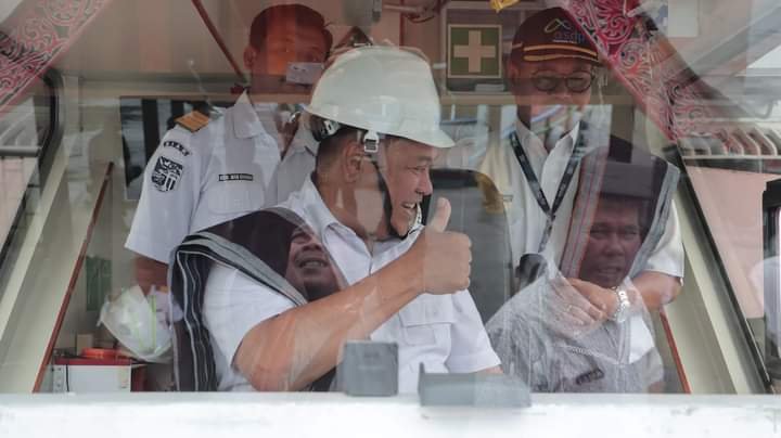 Bupati Dairi Eddy Berutu (helm putih) saat lakukan pengguntingan pita di peresmian pelabuhan Paropo Batu Horbo, Rabu (22/11/2023). (seputaranindonesia.com/Sondang Silalahi)