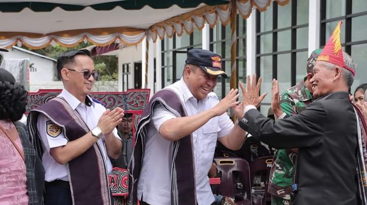 Dairi, kedannews.com - Pengguntingan pita oleh Bupati Dairi Eddy Berutu menjadi tanda diresmikannya Pelabuhan Paropo Batu Horbo dan Kapal Motor Penumpang (KMP) Jurung-jurung di Desa Paropo, Kecamatan Silahisabungan, Rabu (22/11/2023). (seputaranindonesia.com/istimewa).