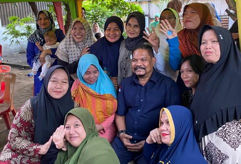 Rahudman Harahap saat bertemu warga Jalan Menteng III, Medan Denai, Kota Medan, Jumat 17 November 2023. (seputaranindonesia.com/Zultaufik)