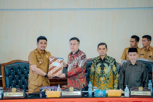 Rancangan Peraturan Daerah (Ranperda) Kota Medan tentang Pengelolaan Barang Milik Daerah (BMD) disahkan menjadi Perda di Gedung DPRD Kota Medan, Senin (20/11). (seputaranindonesia.com/istimewa)