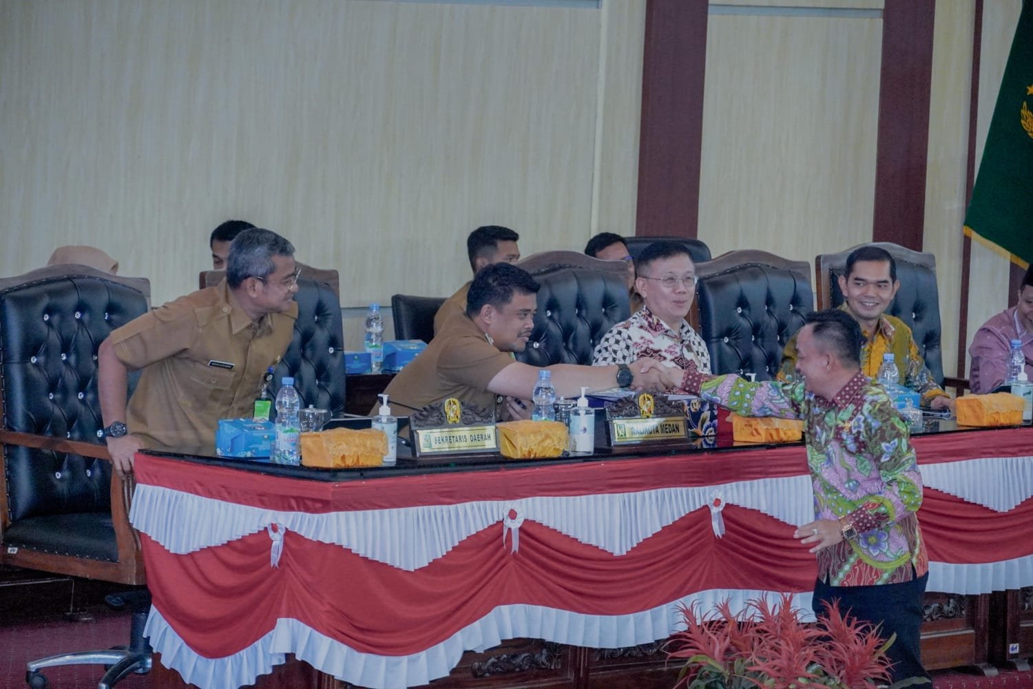 Wali Kota Medan Bobby Nasution, apresiasi DPRD Kota Medan menyetujui Rancangan Peraturan Daerah (Ranperda) Kota Medan tentang Penyelenggaraan Perlindungan Anak di Kota Medan yang disampaikan Pemko Medan untuk ditetapkan menjadi Peraturan Daerah (Perda) di Gedung DPRD Medan, Selasa (21/11). (seputaranindonesia.com/istimewa)