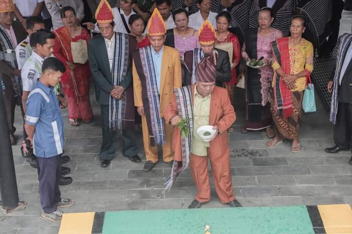 Tokoh adat di Kecamatan Silahisabungan di acara pengguntingan pita tanda pengoperasian pelabuhan Silalahi di desa Paropo, Rabu (22/11/2023). (seputaranindonesia.com/Sondang Silalahi)