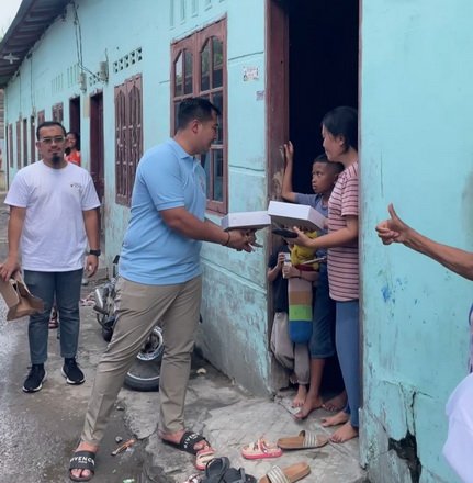 Foto: Tim Kampanye Daerah (TKD) Prabowo Gibran Sumut, Ade Jona Prasetyo, saat melakukan pembagian makan siang dan susu gratis seputaran Medan Utara, Selasa (28/11/2023). (seputaranindonesia.com/istimewa).