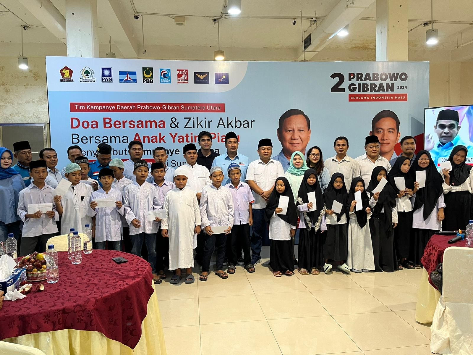 Dzikir akbar dan santunan anak yatim di Posko TKD Prabowo-Gibran Sumut di Jl. Tembakau Deli Medan, (27/11). (seputaranindonesia.com/istimewa)