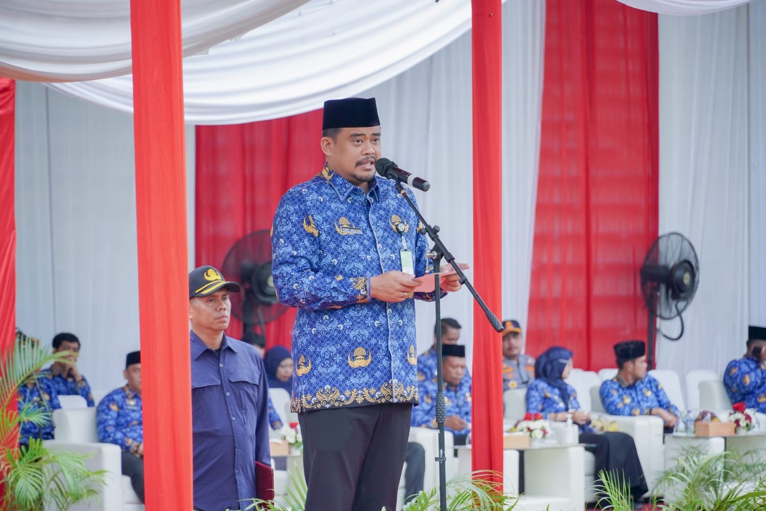 Wali Kota Medan, Bobby Nasution Menghadiri Apel Kick Off Data dan Peta Lingkungan Bersama Kepling Jadi Mudah (Tangan Berkah) di Stadion Teladan Medan, Jumat (17/11). (seputaranindonesia.com/istimewa)