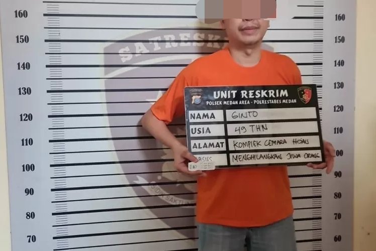 Foto: Pelaku yang diamankan berinisial G (49) warga Komplek Cemara Hijau Medan, Jumat Sore (24/11/2023). (seputaranindonesia.com/istimewa).