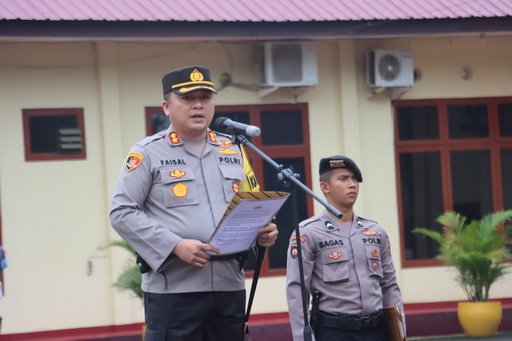 Foto: Kapolres Langkat AKBP Faisal Rahmat HS SIK SH MH saat memimpin upacara sertijab Kasat Reskrim, Kapolsek dan Kasihumas polres langkat di lapangan apel Mapolres Langkat, Jumat (24/11/2023). (seputaranindonesia.com/ist).