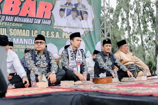 (Dari kiri-kanan) Ketua Tim UAS Sumut, Ustaz Iqbal Sauqi Pulungan, Ustaz Abdul Somad dan Koordinator Tim UAS, Darwis H Harahap saat menghadiri Tabligh Akbar memperingati Maulid Nabi Muhammad SAW 1444 H di Lapangan Jalan Cucak Rawa Perumnas Mandala, pada Sabtu (25/11/2023). (seputaranindonesia.com/istimewa)