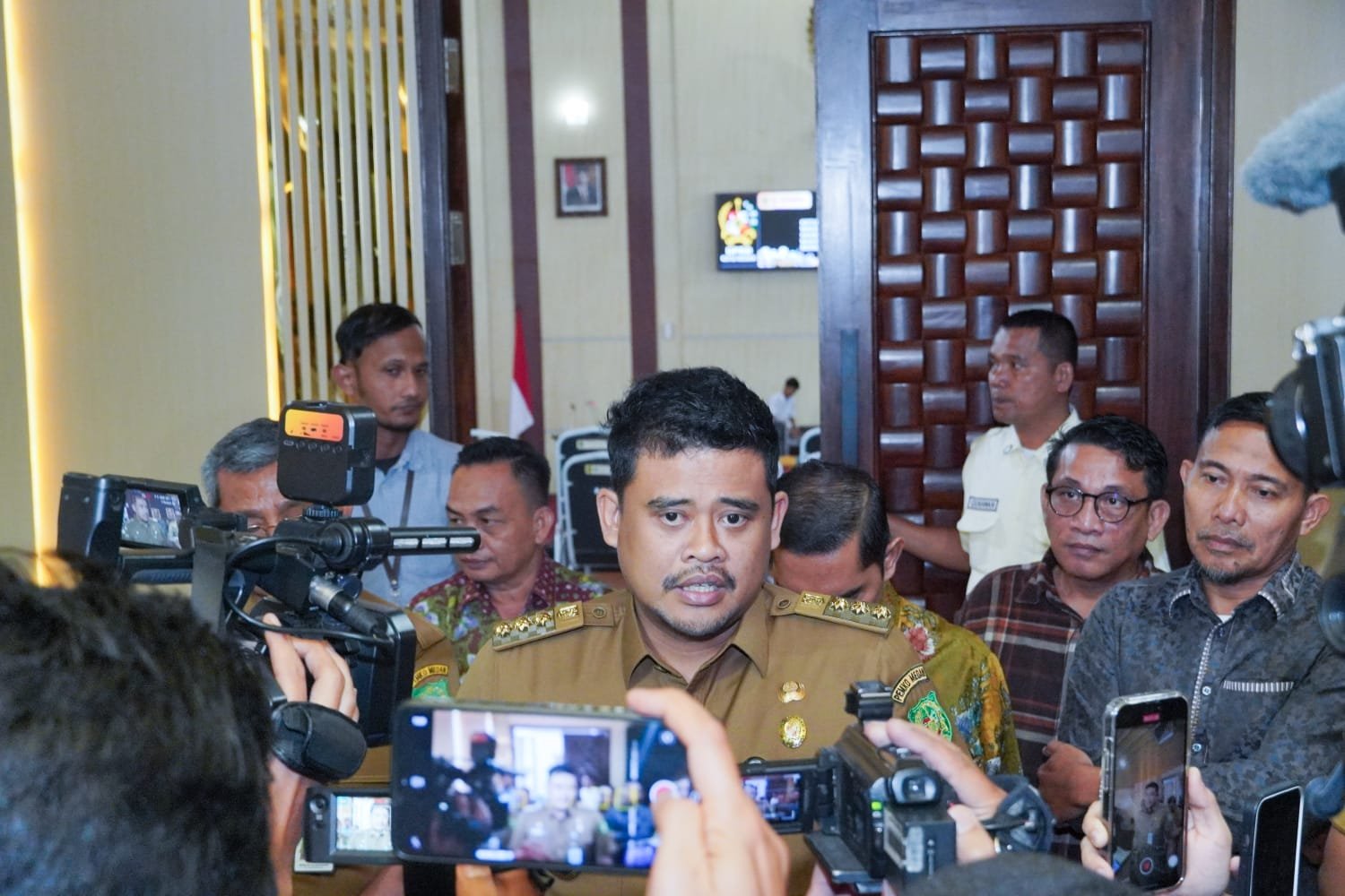 Wali Kota Medan, Bobby Nasution saat doorstop dengan wartawan usai rapat paripurna di Gedung DPRD Kota Medan, Selasa (21/11). (seputaranindonesia.com/istimewa)