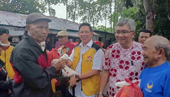 Anggota DPRD Medan Wong Chun Sen Beri Bantuan Sembako Kepada Warga Prasejahtera di Kota Bangun
