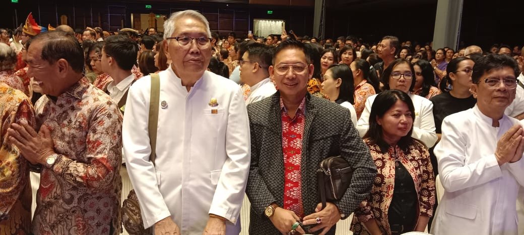 Foto : Ketua Permabudhi Sumatera Utara yang juga Anggota DPRD Medan Wong Chun Sen Tarigan (pakaian jas hitam) bersama Tokoh Tionghoa dan Pemuka Agama Buddha saat menghadiri pengabdian 37 Tahun kebiksuan Y.M Nyanamaitri Mahasthavira (Suhu Xue Jin) yang berlangsung di Grand Ball Room Lantai1, Jalan Gatot Subroto No.395, Medan, Minggu (26/11/2023) (seputaranindonesia.com/istimewa)
