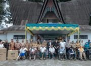Bupati Dairi Serahkan Kursi Roda di Hari Penyandang Disabilitas Internasional