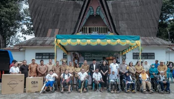 Bupati Dairi Serahkan Kursi Roda di Hari Penyandang Disabilitas Internasional