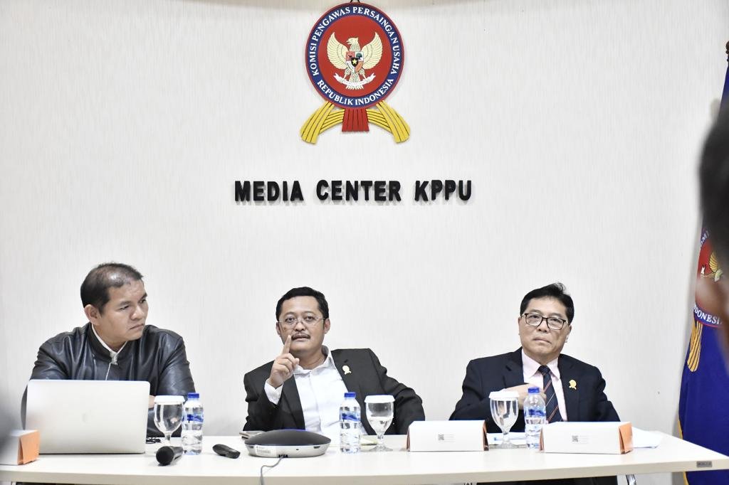 Foto: Ketua KPPU, Prof. M. Afif Hasbullah, saat paparan dalam diskusi media yang diselenggarakan secara hybrid, Senin (04/12/2023) di Kantor Pusat KPPU Jakarta, (kedannews.com/istimewa).