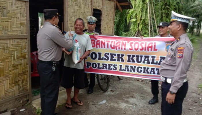 Kapolsek Kuala Berikan Bansos Jumat Berkah ke Warga Kurang Mampu