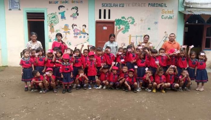Anak PAUD TK Grace Parongil Terima Kartu Identitas Anak