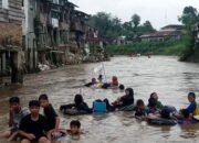 Masyarakat Sungai Deli Gelar Aksi Beranyut Pakai Ban Sepanjang 3 Km