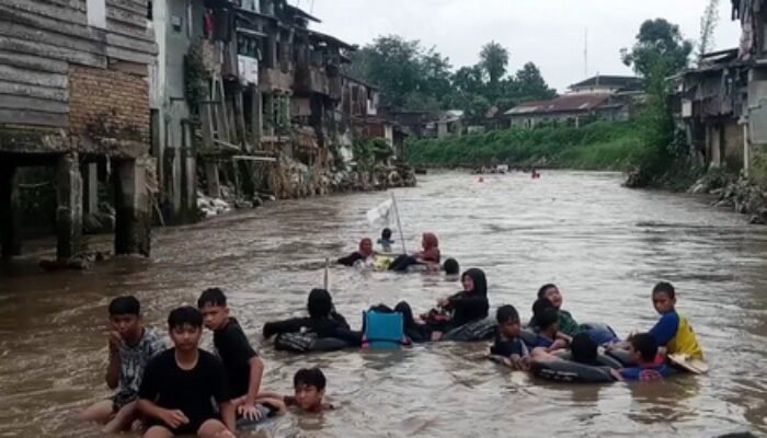 Masyarakat Sungai Deli Gelar Aksi Beranyut Pakai Ban Sepanjang 3 Km