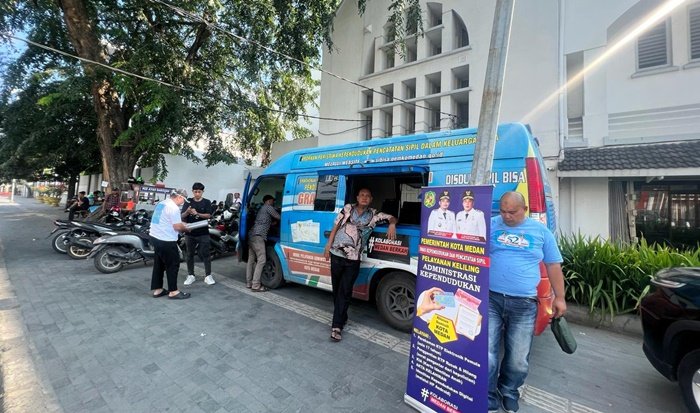 Sebagai upaya meningkatkan pelayanan kepada masyarakat Pemko Medan melalui Disdukcapil membuka layanan keliling. Berbagai Pelayanan Administrasi Kependudukan (Adminduk) dapat dilakukan dalam layanan keliling tersebut diantaranya perekaman e-KTP, pencetakan e-KTP dan pelayanan Identitas Kependudukan Digital (IKD). (seputaranindonesia.com/Istimewa)