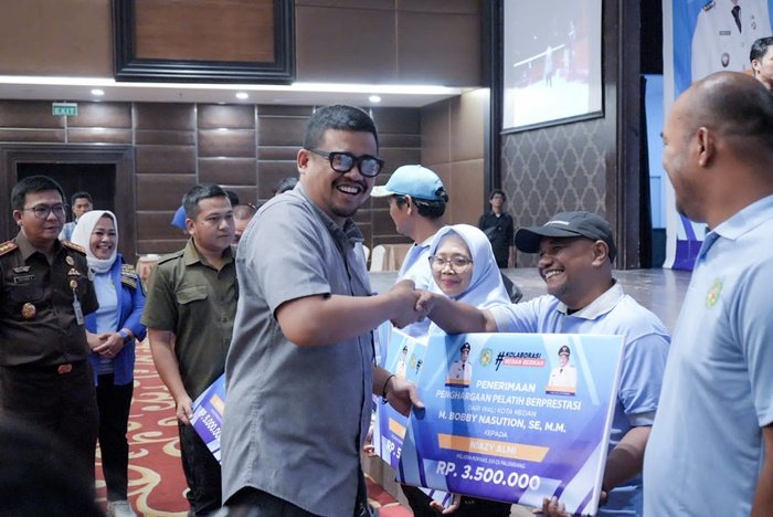 Wali Kota Medan Bobby Nasution menyerahkan penghargaan kepada 157 atlet, 35 pelatih, dan 19 asisten pelatih berprestasi tingkat provinsi, nasional, maupun internasional, Selasa (6/2) di Hotel Four Point. (seputaranindonesia.com/istimewa)