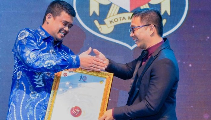 Wali Kota Medan Bobby Nasution kembali menerima piagam penghargaan. Kali ini penghargaan diberikan oleh RSU Royal Prima. Penghargaan itu diberikan atas dedikasi menantu Presiden Joko Widodo ini dalam Merajut Harmoni Menuju Satu Dasawarsa Berkarya Membangun Bangsa, Minggu (18/2) malam. (seputarindonesia.com/istimewa)
