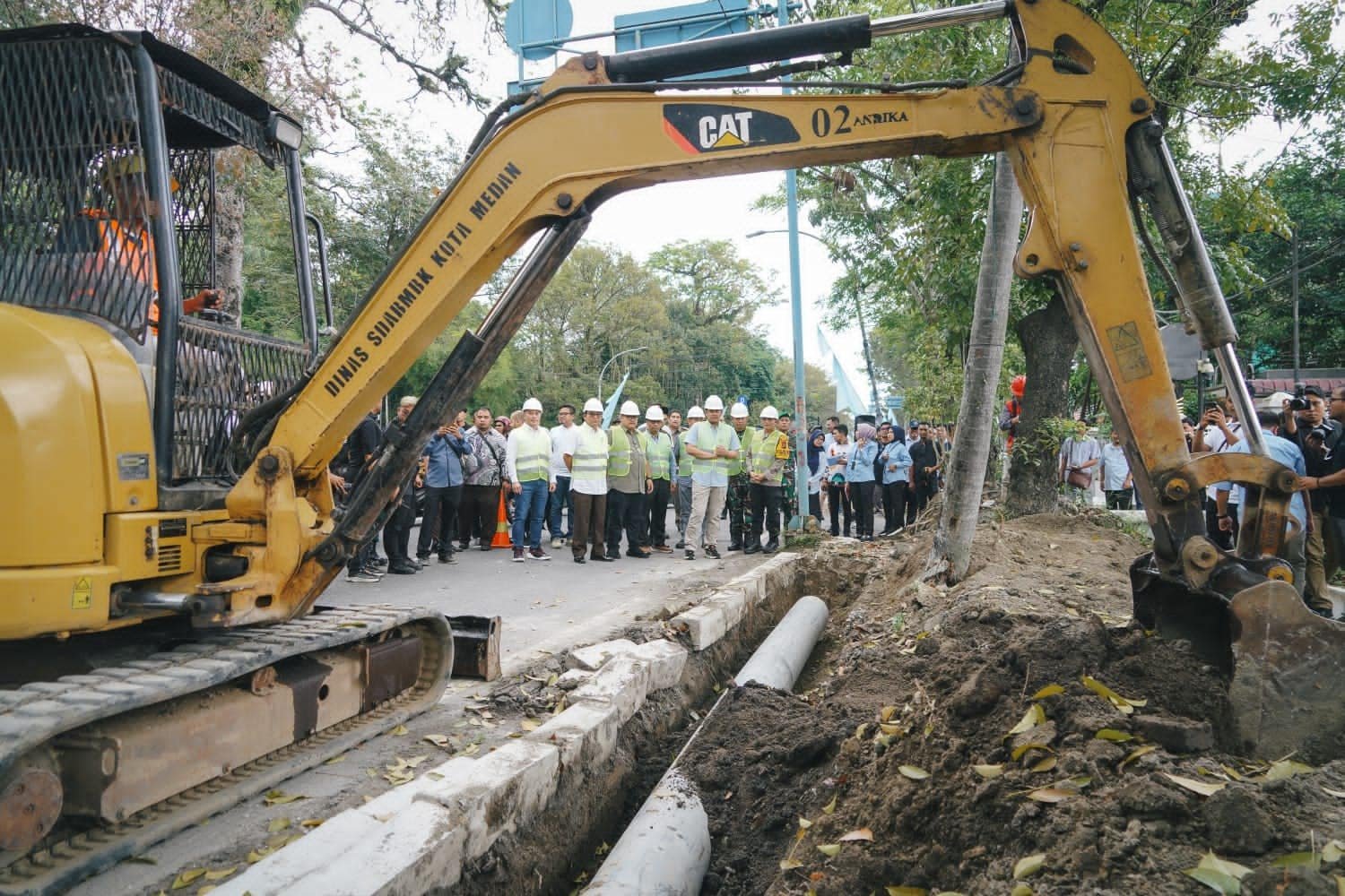 Wali Kota Medan Bobby Nasution melakukan Groundbreaking Pembangunan Sarana Jaringan Utilitas Terpadu (SJUT) Sektor Telekomunikasi, Selasa (13/2/2024).(seputarindonesia.com/Istimewa)