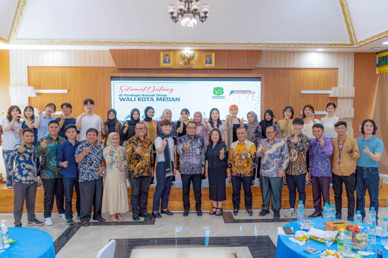 Wakil Wali Kota Medan H. Aulia Rachman saat bertemu ramah dengan mahasiswa Gwangju, Korea Selatan, Kamis (22/2) di rumah dinasnya.(seputarindonesia.com/istimewa)