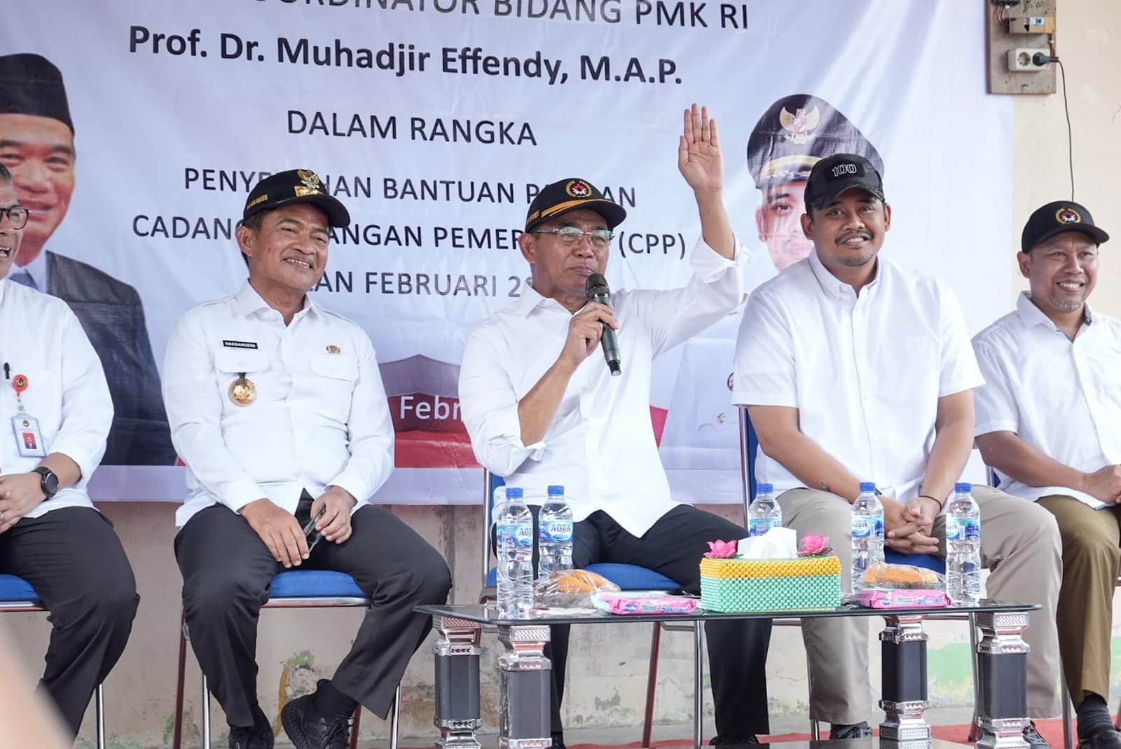 Menko Bidang Pembangunan Manusia dan Kebudayaan (PMK) Muhadjir Effendi memuji Wali Kota  Bobby Nasution yang berhasil membawa Medan mencapai Universal Coverage Health (UHC) hingga setiap warga bisa berobat gratis hanya dengan menunjukkan KTP. Pujian ini diungkapkannya saat berdialog dengan masyarakat Kelurahan Belawan Bahari, Sabtu (17/2). (seputarindonesia.com/istimewa)