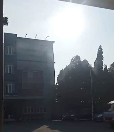 Kondisi halaman sekolah Taman Kanak-kanak, tampak dari penglihatan partikel abu atau limbah diduga dari Meubel sebelah sekolah, Rabu (13/03/2024). (seputaranindonesia.com/ist).