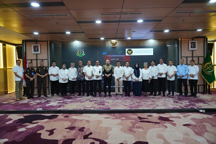 Bertempat di lantai 11, Gedung Utama Kejaksaan Agung, Jakarta, Kamis 7 Maret 2024, Jaksa Agung Sanitiar Burhanuddin menerima kunjungan silaturahmi sembilan komisioner Komisi Kejaksaan RI. (seputaranindonesia.com/Istimewa)