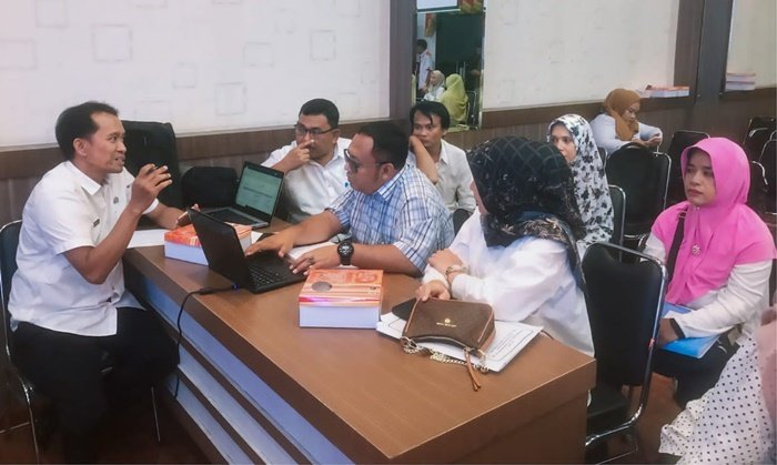 Asisten Pemerintahan dan Kesejahteraan Rakyat, Muhammad Sofyan saat membuka Rapat Optimalisasi Penyusunan Laporan Penyelenggaraan Pemerintahan Daerah (LPPD) Kota Medan Tahun 2023, Rabu (21/2) Sore di Ruang Rapat III Kantor Wali Kota Medan. (seputaranindonesia.com/istimewa)