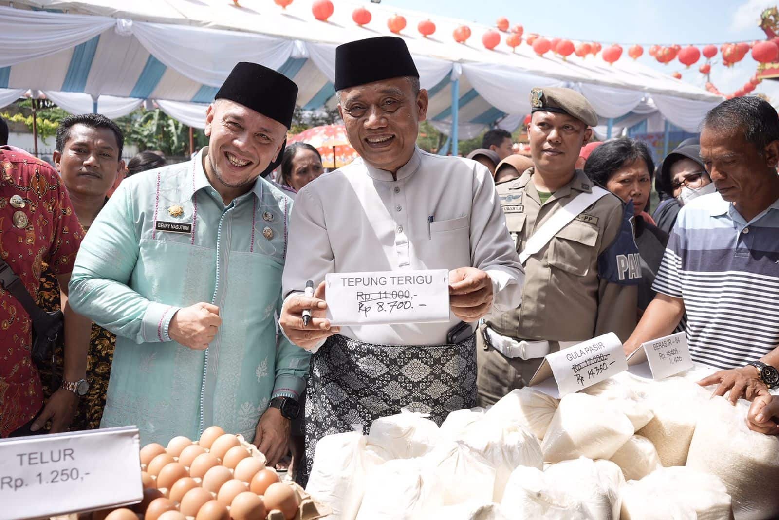Pemko Medan melalui Dinas Koperasi, Usaha Kecil Menengah, Perindustrian, dan Perdagangan (Diskop UKM Perindang), Jumat (2/2) menyelenggarakan Pasar Murah di Vihara Siau San Keng, Kecamatan Medan Labuhan.(seputaranindonesia/ist)