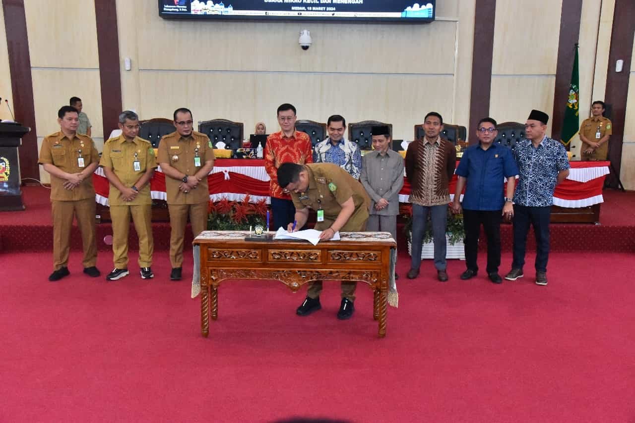 Wali Kota Medan, M Bobby Nasution saat menandatangani pengesahan Perda UMKM di Gedung Dewan, Jalan Kapten Maulana Lubis, Kelurahan Petisah Tengah, Kota Medan, Senin (18/03/2024). (seputaranindonesia.com/Harianto).