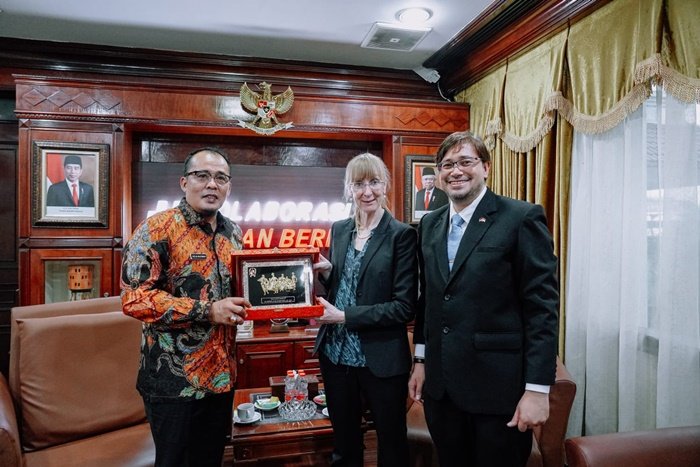 Sejumlah hal yang memungkinkan untuk dikerjasamakan antara Pemko Medan dan Pemerintah Jerman, terutama masalah lingkungan dan kebersihan mewarnai pertemuan Wakil Wali Kota Medan H Aulia Rachman dengan Duta Besar Jerman untuk Indonesia Ina Ruth Luise Lepel di Balai Kota Medan, Kamis (25/4) siang. (seputaranindonesia.com/Istimewa)