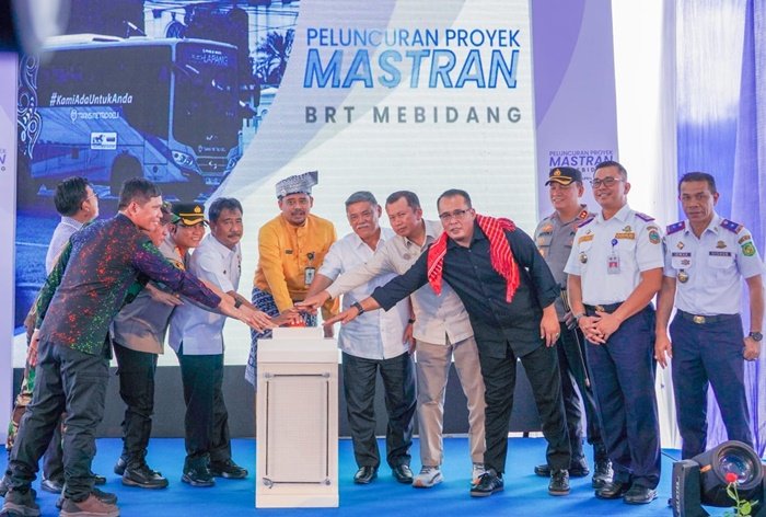 Penekanan tombol sirine oleh Wali Kota Medan Bobby Nasution menjadi pertanda diluncurkannya Proyek Indonesia Mass Transit Project (Mastran) Bus Rapid Transit (BRT) Medan-Binjai-Deli Serdang (Mebidang) dari bekas Terminal Amplas, Jum'at (19/4). Proyek Mastran ini merupakan program Pemerintah Pusat yang dihadirkan sebagai upaya meningkatkan transportasi massal demi mengatasi permasalahan kemacetan, isu lingkungan serta kerugian non materil sebagai dampak dari kemacetan. (seputaranindonesia.com/Istimewa)