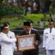 Wali Kota Medan Bobby Nasution menerima Anugerah Tanda Kehormatan Satyalancana Karya Bhakti Praja Nugraha dari Presiden Republik Indonesia Joko Widodo, yang diserahkan Menteri Dalam Negeri (Mendagri) Tito Karnavian pada puncak peringatan Hari Otonomi Daerah (Otda) XXVI di Balai Kota Surabaya, Kamis (25/4). (seputaranindonesia.com/Istimewa)