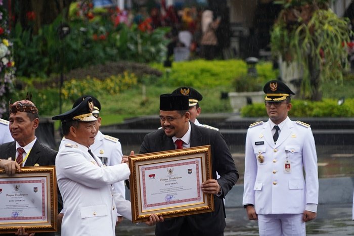 Wali Kota Medan Bobby Nasution menerima Anugerah Tanda Kehormatan Satyalancana Karya Bhakti Praja Nugraha dari Presiden Republik Indonesia Joko Widodo, yang diserahkan Menteri Dalam Negeri (Mendagri) Tito Karnavian pada puncak peringatan Hari Otonomi Daerah (Otda) XXVI di Balai Kota Surabaya, Kamis (25/4). (seputaranindonesia.com/Istimewa)